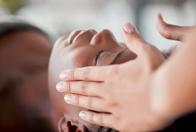 Jonge vrouw krijgt een reiki behandeling