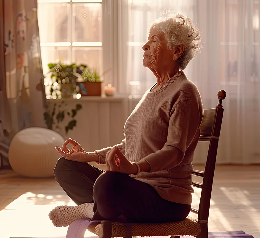Een bejaarde dame beoefent stoelyoga